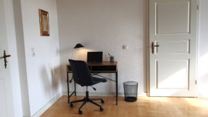 Wohnzimmer mit Schreibtisch Kienreich Apartments Wilhelmsplatz