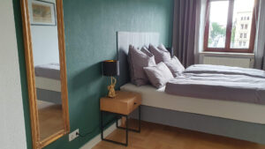 Kienreich Apartments Görlitz Wilhelmsplatz Schlafzimmer Doppelbett Spiegel