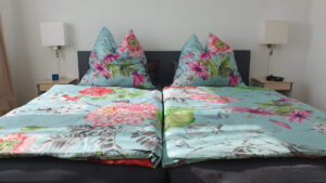 Schlafzimmer 2 Fewo Weißenfelser Straße Merseburg Kienreich Apartments bequemes Doppelbett