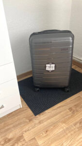 Schlafzimmer 2 Fewo Weißenfelser Straße Merseburg Kienreich Apartments Abstellfläche für Koffer etc.